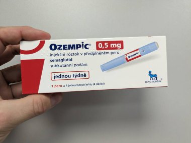 Prag, Çek Cumhuriyeti-4 Ocak 2024: Ozempic kutusu. Bir kutu ozempik ilaç. Çek Cumhuriyeti 'nde diyabet tedavisi. Bir paket semaglutid. Diyabet ilacı. Bazen kilo vermek için kullanılıyor.