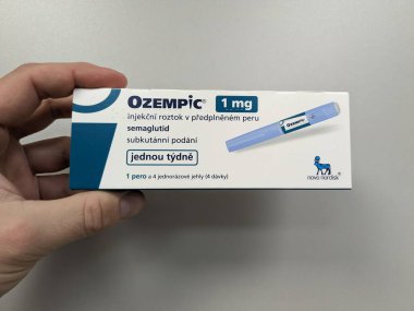 Prag, Çek Cumhuriyeti-4 Ocak 2024: Ozempic kutusu. Bir kutu ozempik ilaç. Çek Cumhuriyeti 'nde diyabet tedavisi. Bir paket semaglutid. Diyabet ilacı. Bazen kilo vermek için kullanılıyor.