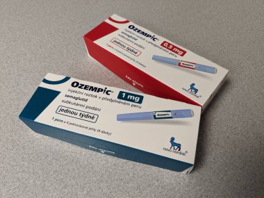 Prag, Çek Cumhuriyeti-4 Ocak 2024: Ozempic kutusu. Bir kutu ozempik ilaç. Çek Cumhuriyeti 'nde diyabet tedavisi. Bir paket semaglutid. Diyabet ilacı. Bazen kilo vermek için kullanılıyor.