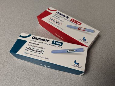 Prag, Çek Cumhuriyeti-4 Ocak 2024: Ozempic kutusu. Bir kutu ozempik ilaç. Çek Cumhuriyeti 'nde diyabet tedavisi. Bir paket semaglutid. Diyabet ilacı. Bazen kilo vermek için kullanılıyor.