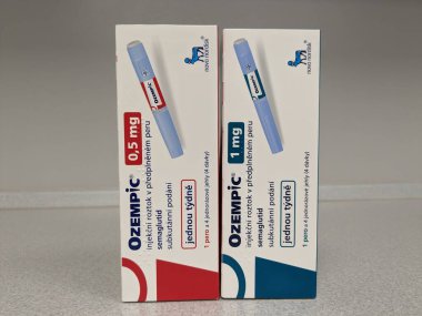 Prag, Çek Cumhuriyeti-4 Ocak 2024: Ozempic kutusu. Bir kutu ozempik ilaç. Çek Cumhuriyeti 'nde diyabet tedavisi. Bir paket semaglutid. Diyabet ilacı. Bazen kilo vermek için kullanılıyor.