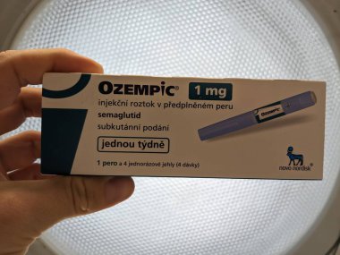 Prag, Çek Cumhuriyeti-4 Ocak 2024: Ozempic kutusu. Bir kutu ozempik ilaç. Çek Cumhuriyeti 'nde diyabet tedavisi. Bir paket semaglutid. Diyabet ilacı. Bazen kilo vermek için kullanılıyor.
