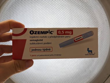 Prag, Çek Cumhuriyeti-4 Ocak 2024: Ozempic kutusu. Bir kutu ozempik ilaç. Çek Cumhuriyeti 'nde diyabet tedavisi. Bir paket semaglutid. Diyabet ilacı. Bazen kilo vermek için kullanılıyor.