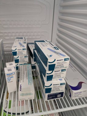 Prag, Çek Cumhuriyeti-4 Ocak 2024: Ozempic kutusu. Bir kutu ozempik ilaç. Çek Cumhuriyeti 'nde diyabet tedavisi. Bir paket semaglutid. Diyabet ilacı. Bazen kilo vermek için kullanılıyor.