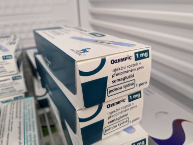 Prag, Çek Cumhuriyeti-4 Ocak 2024: Ozempic kutusu. Bir kutu ozempik ilaç. Çek Cumhuriyeti 'nde diyabet tedavisi. Bir paket semaglutid. Diyabet ilacı. Bazen kilo vermek için kullanılıyor.