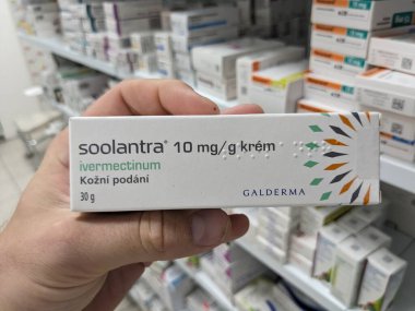 Prag, Çek Cumhuriyeti - 9 Temmuz 2024: Rosacea ve cilt sağlığı tedavisinde kullanılan IVERMECTIN aktif maddesi ile SOOLANTRA krem kutusu.