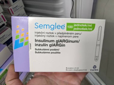 Prag, Çek Cumhuriyeti - 10 Temmuz 2024: MYLAN tarafından kullanılan INSULIN GLARGINE 'lı SEMGLEE ilaç kutusu, şeker hastalığı ve kan şekeri kontrolü tedavisinde kullanıldı.