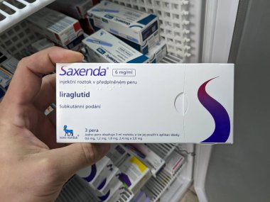 Prag, Çek Cumhuriyeti-28 Haziran 2024: Obezite, ağırlık yönetimi, diyabet-GLP tedavisinde kullanılan Liraglutide aktif maddesiyle SAXENDA ilaç enjeksiyonu kutusu
