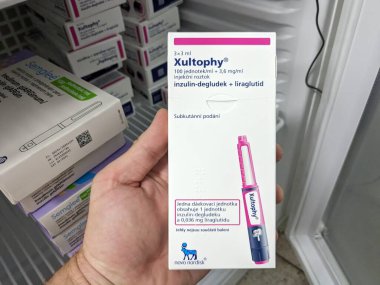 Prag, Çek Cumhuriyeti - 9 Ekim 2024: INSULIN DEGLUDEC ile XULTOPHY ilaç kutusu ve NOVO NORDISK tarafından kullanılan LIRAGLUTIDE aktif maddeler.