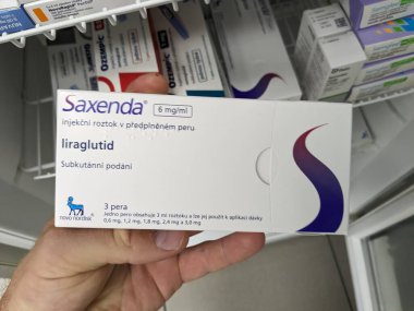 Prag, Çek Cumhuriyeti - 2 Ağustos 2024: NOVO NORDISK tarafından kullanılan LIRAGLUTIDE aktif maddeyle SAXENDA ilaç kutusu.