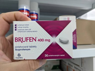 Prag, Çek Cumhuriyeti - 10 Temmuz 2024: ABBOTT 'un IBUPROFEN aktif maddesiyle birlikte BRUFEN ilaç kutusu, ağrı, iltihap ve ateş tedavisinde kullanılır..