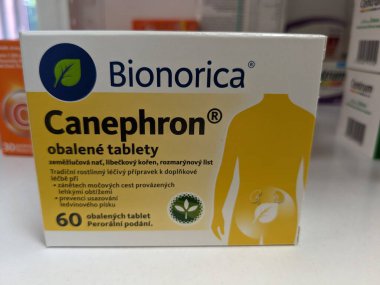 Prag, Çek Cumhuriyeti - 10 Temmuz 2024: BIONORICA tarafından HERBAL aktif maddelerle dolu CANEPHRON ilaç kutusu, idrar yolu ve idrar yolu enfeksiyonları için kullanılır.