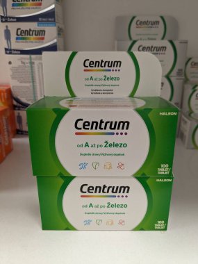Prag, Çek Cumhuriyeti - 10 Temmuz 2024: Genel sağlık ve bağışıklık desteği için kullanılan, PFIZER tarafından VITAMINS ve MINERALS ile multivitamin diyet destekli CENTRUM kutusu.