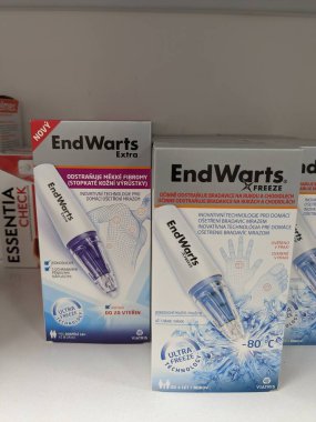 Prag, Çek Cumhuriyeti - 9 Temmuz 2024: MEDA tarafından siğillerin ve deri sağlığının tedavisinde kullanılan eski ACID aktif maddeyle birlikte ENDWARTS ilaç kutusu.