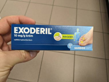 Prag, Çek Cumhuriyeti-16 Ağustos 2024: Mantar derisi enfeksiyonlarının tedavisinde kullanılan SANDOZ tarafından Naftifine ile EXODERIL kutusu.