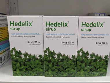 Prag, Çek Cumhuriyeti - 28 Ağustos 2024: Öksürük ve göğüs tıkanıklığı için kullanılan KREWEL MEUSELBACH tarafından IVY LEAF extracACT aktif madde ile HEDELIX SIRUP.