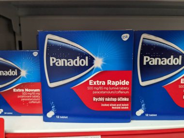 Prag, Çek Cumhuriyeti - 9 Temmuz 2024: PANADOL EXTRA PARACETAMOL ve GLAXOSMITHKLINE tarafından kullanılan kafeinsiz maddeler içeren ilaç kutusu.