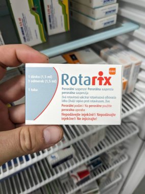 Prag, Çek Cumhuriyeti - 10 Temmuz 2024: ROTARIX ilaç kutusu ROTAVIRUS VACCINE aktif maddesi GLAXOSMITHKLINE tarafından, bebeklerde rotavirüs gastroenteritinin önlenmesi için kullanılır.