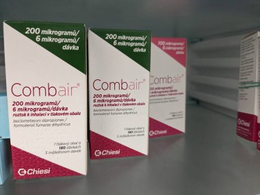 Prag, Çek Cumhuriyeti - 28 Ağustos 2024: BECLOMETHASone ve CHIESI tarafından aktif maddelerle birlikte COPD yönetimi ve astım için kullanılan COPD astım ilacı.