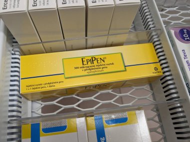 Prag, Çek Cumhuriyeti-28 Ağustos 2024: Mylan tarafından anafilaksi, şiddetli alerjik reaksiyonlar ve anaflaktik şok tedavisinde kullanılan epinefrin içeren EPEN ilaç kutusu.