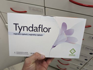 Prag, Çek Cumhuriyeti - 10 Temmuz 2024: Vajinal enfeksiyonların tedavisinde kullanılan TYNDAFLOR kutu dolusu METRONIDAZOLE ve CLOTRIMAZOLE aktif maddeler.