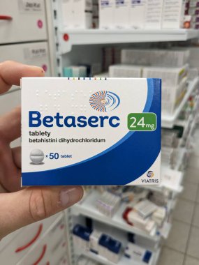 Prag, Çek Cumhuriyeti - 10 Temmuz 2024: BETASERC ilaç kutusu VIATRIS tarafından BETAHISTINE aktif maddesi, baş dönmesi ve Meniere hastalığının tedavisinde kullanılır.