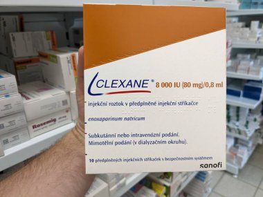 Prag, Çek Cumhuriyeti - 10 Temmuz 2024: CLEXANE kutu dolusu ENOXAPARIN SODIUM aktif maddesi SANOFI tarafından, kan pıhtılarının önlenmesi ve tedavisinde kullanılır.