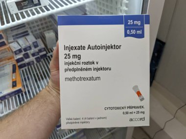 Prag, Çek Cumhuriyeti - 9 Temmuz 2024: EBEWE tarafından kullanılan ve romatizma, sedef, kanser tedavisinde kullanılan METHOTREXATE aktif maddeyle birlikte INJEXATE AUTOINJEKTOR ilaç kutusu.