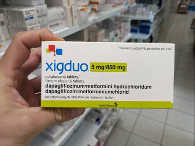 Prag, Çek Cumhuriyeti 23 Mayıs 2023: Eczane mağazası-Xigduo by AstraZeneca AB kombinasyonu dapagliflozinum ve metformini hidrokloridum, gliflozin grubundan diyabet ilacı, sglt2 inhibitörü.
