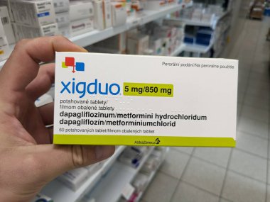 Prag, Çek Cumhuriyeti 23 Mayıs 2023: Eczane mağazası-Xigduo by AstraZeneca AB kombinasyonu dapagliflozinum ve metformini hidrokloridum, gliflozin grubundan diyabet ilacı, sglt2 inhibitörü.