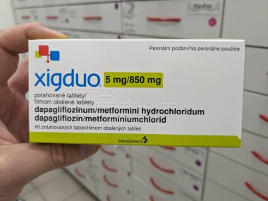 Prag, Çek Cumhuriyeti 23 Mayıs 2023: Eczane mağazası-Xigduo by AstraZeneca AB kombinasyonu dapagliflozinum ve metformini hidrokloridum, gliflozin grubundan diyabet ilacı, sglt2 inhibitörü.