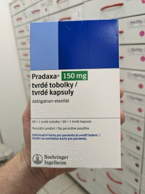 Prag, Çek Cumhuriyeti-7 Aralık 2024: Boehringer Ingelheim tarafından inme önleme, atriyal fibrilasyon ve kan pıhtılaşması tresi için kullanılan Dabigatran etexilate maddesi ile PRADAXA ilaç kutusu