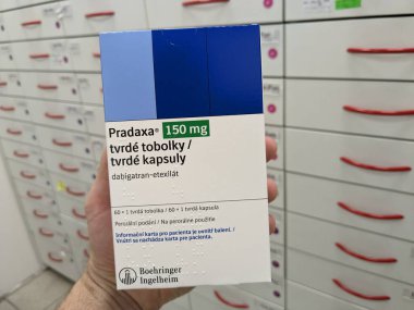 Prag, Çek Cumhuriyeti-7 Aralık 2024: Boehringer Ingelheim tarafından inme önleme, atriyal fibrilasyon ve kan pıhtılaşması tresi için kullanılan Dabigatran etexilate maddesi ile PRADAXA ilaç kutusu