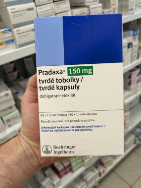 Prag, Çek Cumhuriyeti-7 Aralık 2024: Boehringer Ingelheim tarafından inme önleme, atriyal fibrilasyon ve kan pıhtılaşması tresi için kullanılan Dabigatran etexilate maddesi ile PRADAXA ilaç kutusu