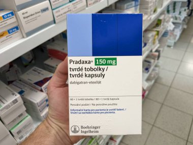 Prag, Çek Cumhuriyeti-7 Aralık 2024: Boehringer Ingelheim tarafından inme önleme, atriyal fibrilasyon ve kan pıhtılaşması tresi için kullanılan Dabigatran etexilate maddesi ile PRADAXA ilaç kutusu