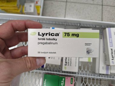 Prag, Çek Cumhuriyeti - 28 Ağustos 2024: PFIZER tarafından kullanılan pregabalin aktif maddeyle birlikte LYRICA kutusu, sinir ağrısı, epilepsi ve anksiyete bozuklukları için kullanılır..