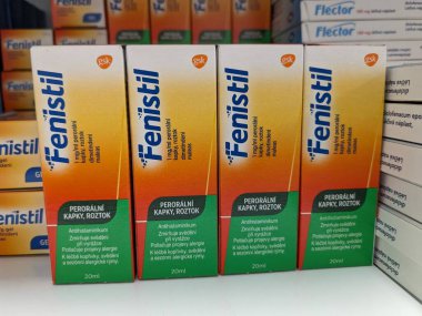 Prag, Çek Cumhuriyeti - 10 Temmuz 2024: GSK tarafından kullanılan ve kaşıntı ve alerjik reaksiyonların tedavisinde kullanılan DimeTINDENE MALEATE maddesiyle dolu FENISTIL ilaç kutusu.