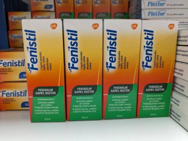 Prag, Çek Cumhuriyeti - 10 Temmuz 2024: GSK tarafından kullanılan ve kaşıntı ve alerjik reaksiyonların tedavisinde kullanılan DimeTINDENE MALEATE maddesiyle dolu FENISTIL ilaç kutusu.