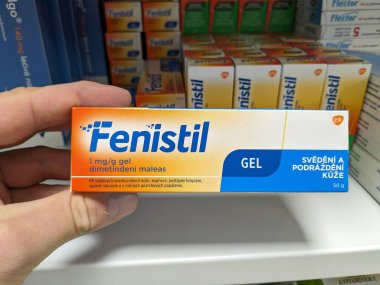Prag, Çek Cumhuriyeti - 10 Temmuz 2024: GSK tarafından kullanılan ve kaşıntı ve alerjik reaksiyonların tedavisinde kullanılan DimeTINDENE MALEATE maddesiyle dolu FENISTIL ilaç kutusu.