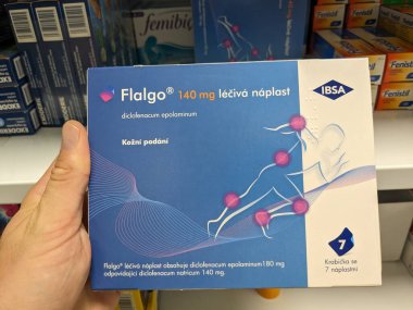 Prag, Çek Cumhuriyeti - SEPTEMBER 13 2024: IBSA 'nın FLALGO DICLOFENAC sıvaları, lokal ağrı kesici ve antienflamatuar tedavi için kullanılır.