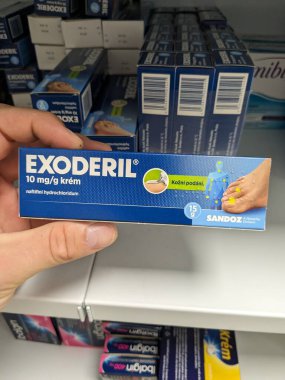 Prag, Çek Cumhuriyeti-16 Ağustos 2024: Mantar derisi enfeksiyonlarının tedavisinde kullanılan SANDOZ tarafından Naftifine ile EXODERIL kutusu.