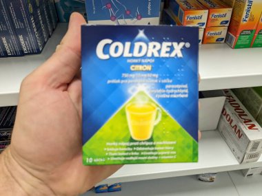 Prag, Çek Cumhuriyeti - 28 Ağustos 2024: PARACETAMOL, PHENYLEPHRINE ve VITAMIN C tarafından kullanılan COLDREX MAX GRIP kutusu.