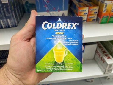 Prag, Çek Cumhuriyeti - 28 Ağustos 2024: PARACETAMOL, PHENYLEPHRINE ve VITAMIN C tarafından kullanılan COLDREX MAX GRIP kutusu.