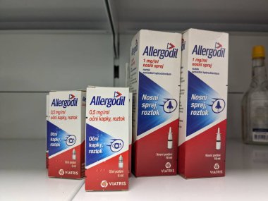 Prag, Çek Cumhuriyeti - 10 Temmuz 2024: MEDA PHARMA tarafından AZELASTINE aktif maddesi içeren ALLERGODIL ilaç kutusu, alerjik rhinitis ve conjunctivitis tedavisinde kullanılır.