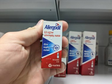 Prag, Çek Cumhuriyeti - 10 Temmuz 2024: MEDA PHARMA tarafından AZELASTINE aktif maddesi içeren ALLERGODIL ilaç kutusu, alerjik rhinitis ve conjunctivitis tedavisinde kullanılır.