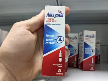 Prag, Çek Cumhuriyeti - 10 Temmuz 2024: MEDA PHARMA tarafından AZELASTINE aktif maddesi içeren ALLERGODIL ilaç kutusu, alerjik rhinitis ve conjunctivitis tedavisinde kullanılır.