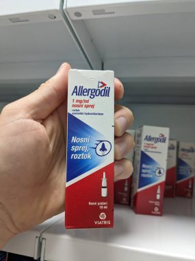 Prag, Çek Cumhuriyeti - 10 Temmuz 2024: MEDA PHARMA tarafından AZELASTINE aktif maddesi içeren ALLERGODIL ilaç kutusu, alerjik rhinitis ve conjunctivitis tedavisinde kullanılır.