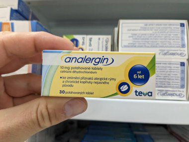 Prag, Çek Cumhuriyeti - 9 Temmuz 2024: Alerji ve saman nezlesinin tedavisinde kullanılan CETIRIZINE aktif maddeyle birlikte ANALERGIN ilaç kutusu.