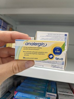 Prag, Çek Cumhuriyeti - 9 Temmuz 2024: Alerji ve saman nezlesinin tedavisinde kullanılan CETIRIZINE aktif maddeyle birlikte ANALERGIN ilaç kutusu.
