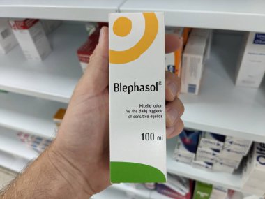 Prag, Çek Cumhuriyeti - 10 Temmuz 2024: BLEPHASOL göz kapağı temizleyici kutusu.